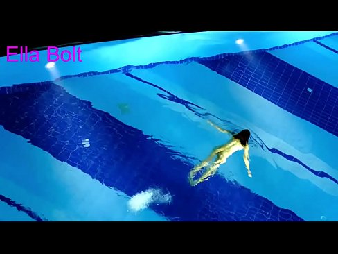 ❤️ Nu mă pot opri din privit, tânără blondă surprinsă înotând goală în piscina stațiunii ELLA BOLT ❤️❌  at ro.hochu-sex-tomsk.ru ❌️